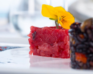 Assapora-la-Corsica-in-estate-scopri-menù-Hotel-des-Pecheurs-crudo-gamberi