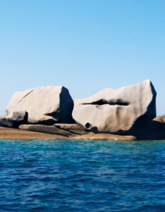 bellezze-Corsica-le-rocce-artistiche -isola-Cavallo-labbra